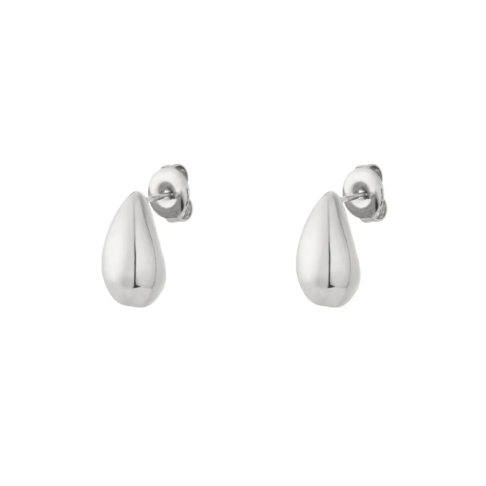 Aria Ohrstecker in silber mit simpler Tropfenform.