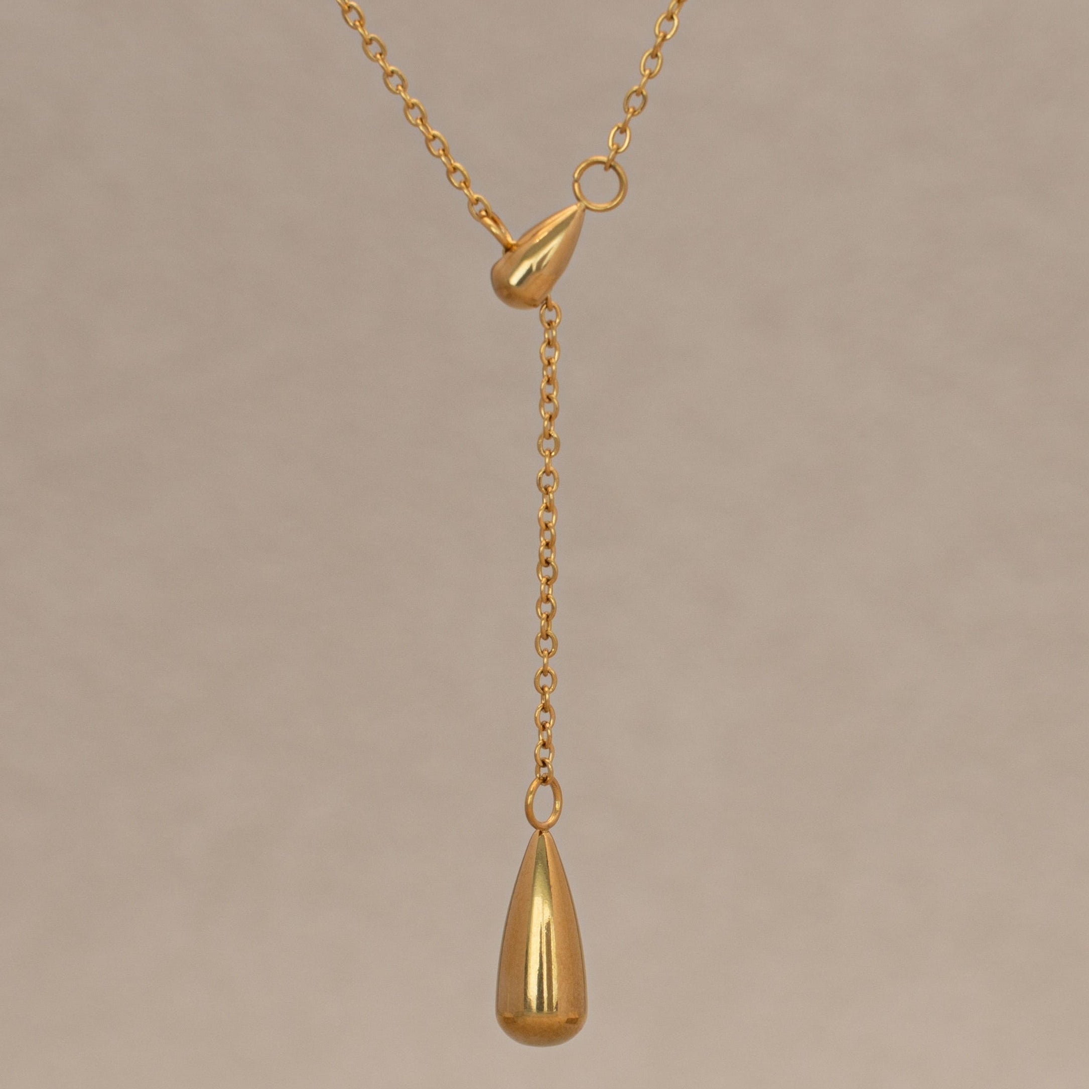 Ariel Halskette im gold mit einer Y-Kette und Tropfenanhänger.