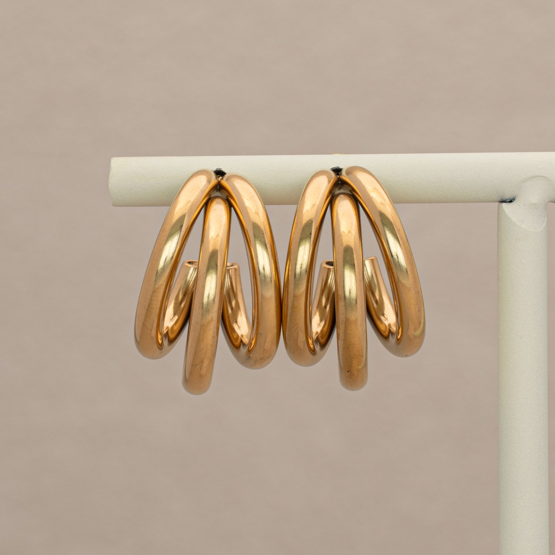 Aurelis Ohrringe in gold, Creolen mit drei Ringen.
