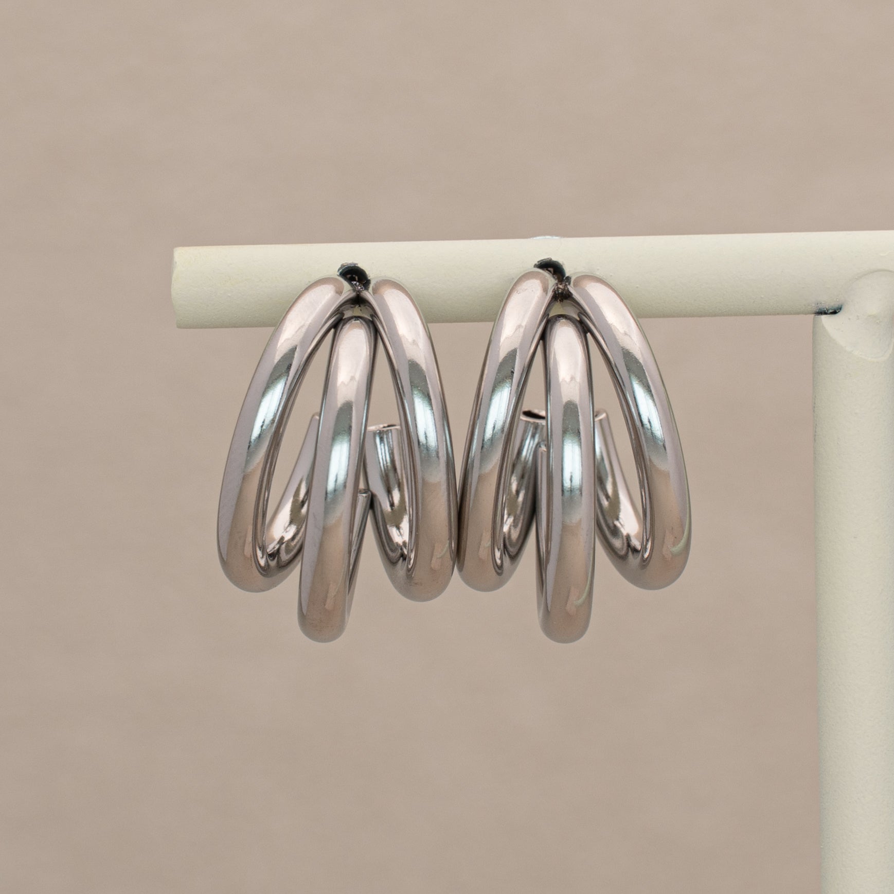 Aurelis Ohrringe in silber, Creolen mit drei Ringen.