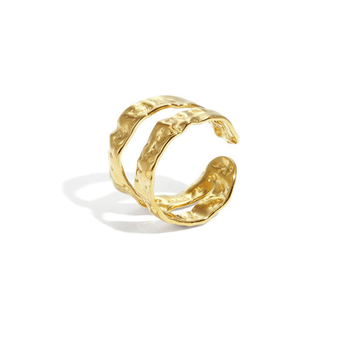 Brisa Ring in gold mit zwei Reihen in organischem Look und grössenverstellbar.