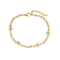 Camilla Armband in gold mit feiner Gliederkette und kleinen Blumen aus weissen Kunststoffperlen.