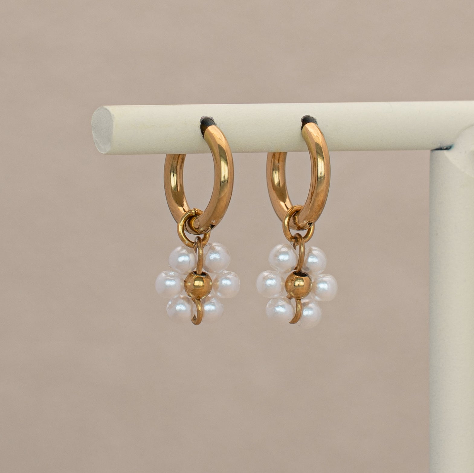 Camilla Ohrringe in gold mit Creolen und Blumen Anhänger aus weissen Kunstperlen.