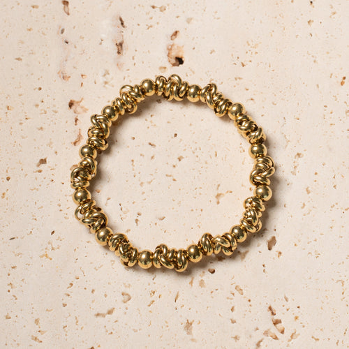 Eos Armband in gold mit vielen unterschiedlich breiten Ringen aus Edelstahl.