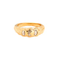 Gaia Ring in gold mit organischer Oberfläche und drei eingefassten Steinen.