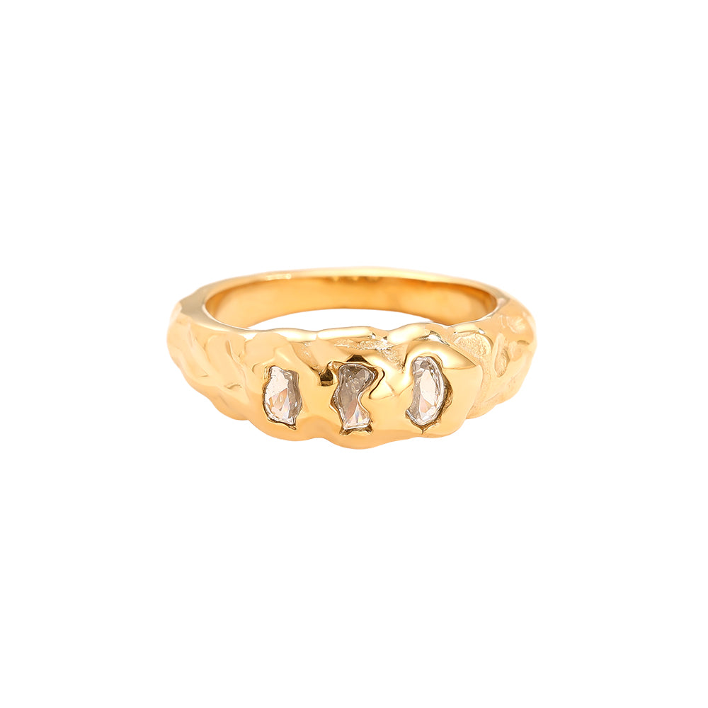 Gaia Ring in gold mit organischer Oberfläche und drei eingefassten Steinen.