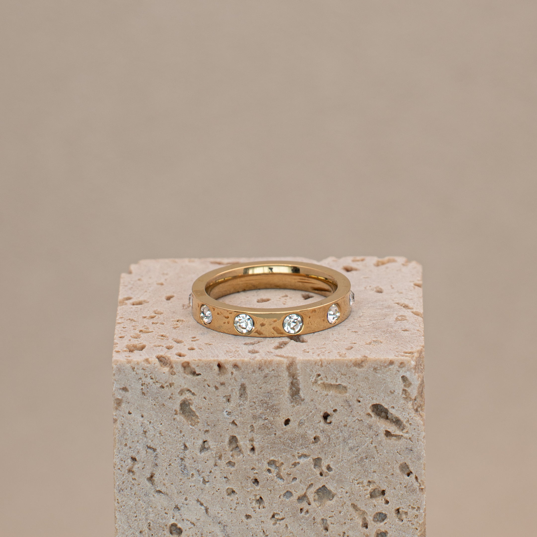 Icon Ring in gold, Band mit eingefassten Steinen.