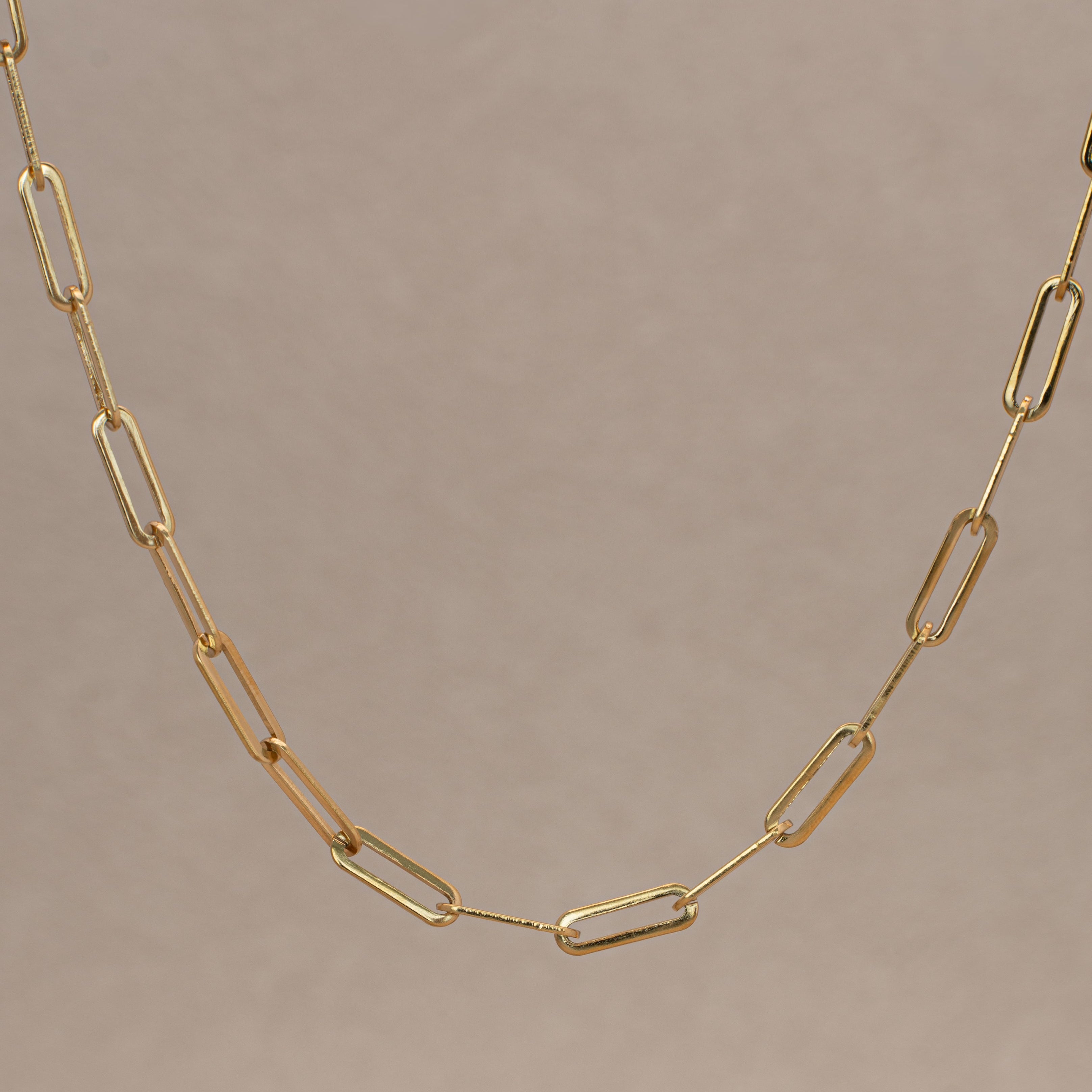 Ina Halskette in gold mit rechteckigen Gliedern.