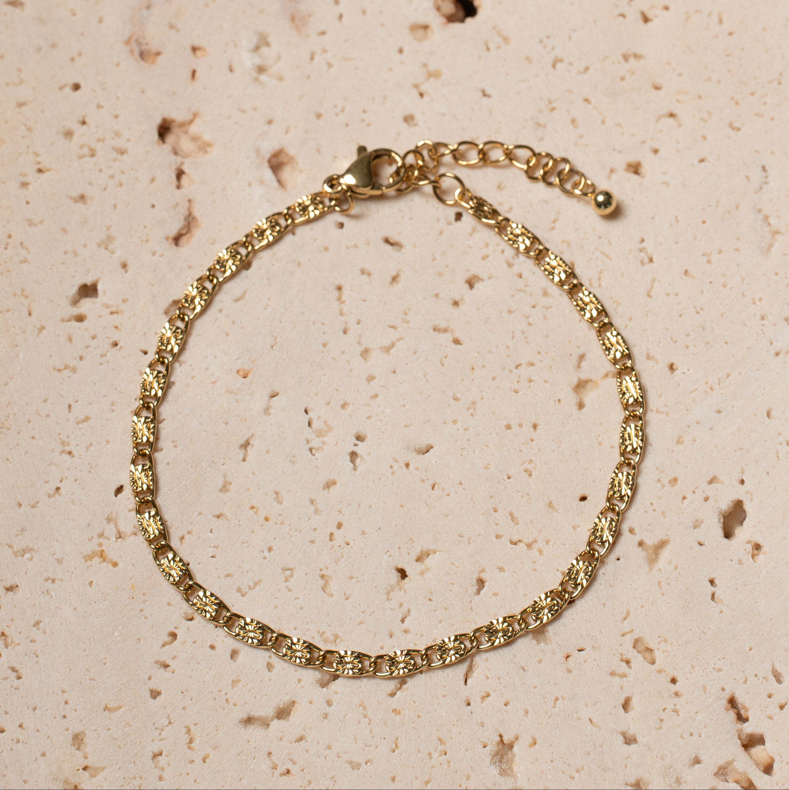 Juno Armband in gold aus einer filigranen Gliederkette.