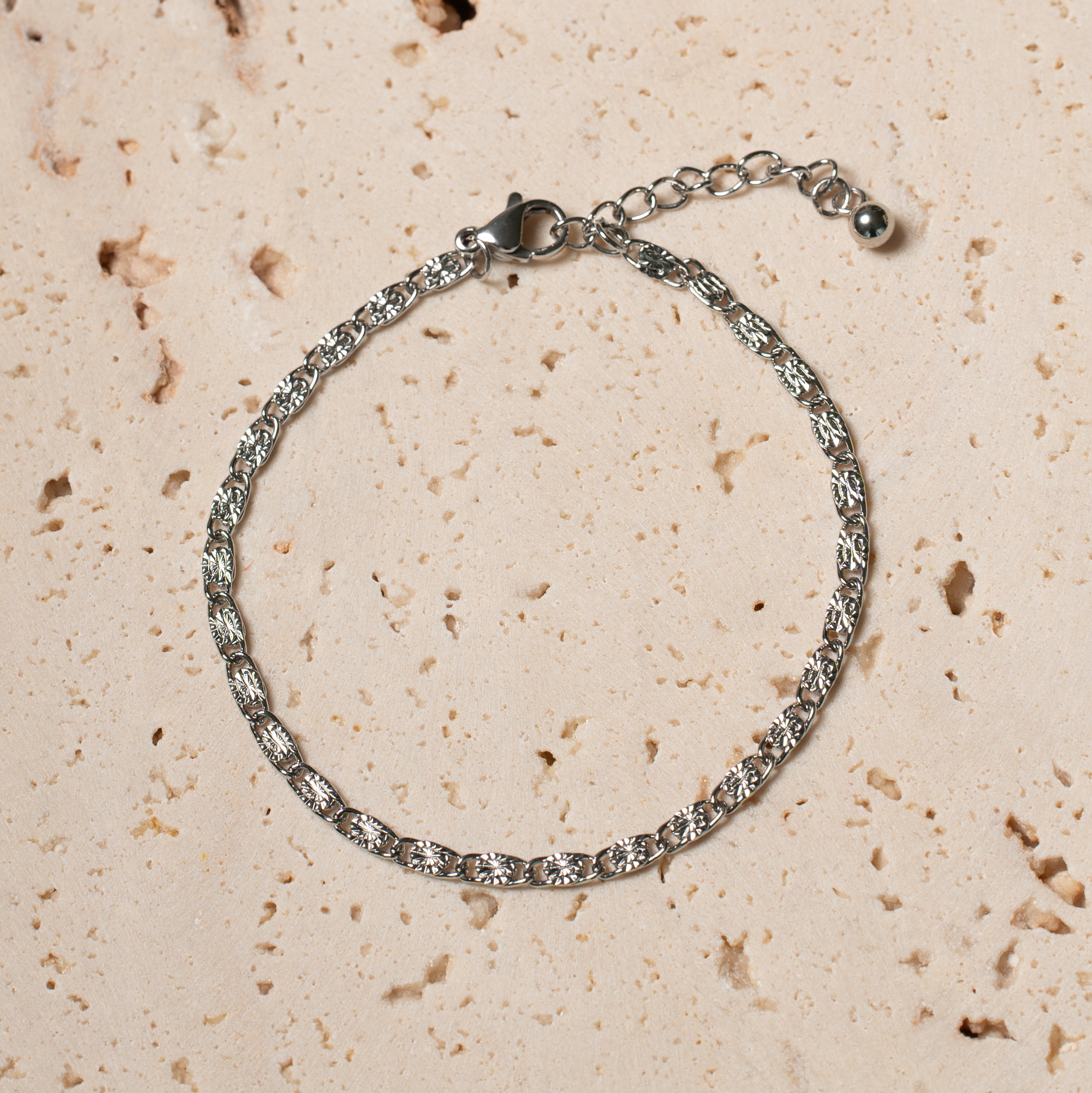 Juno Armband in silber aus einer filigranen Gliederkette.