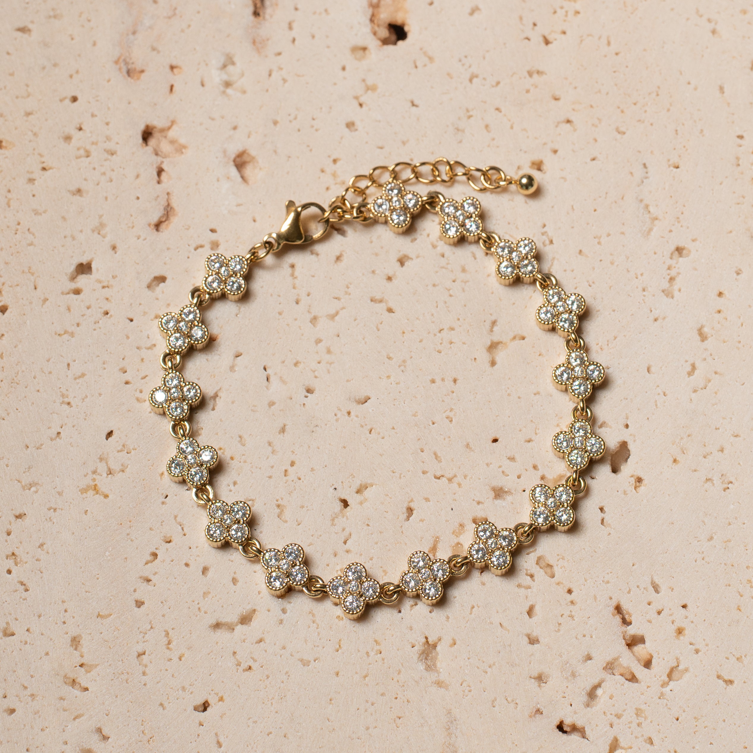 Liana Armband in gold aus kleinen steinbesetzten Blumen.