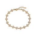 Liana Armband in gold aus kleinen steinbesetzten Blumen.