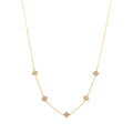 Liana Halskette in gold mit einer filigranen Kette und fünf eingereihten mit Steinen besetzten Kleeblättern.
