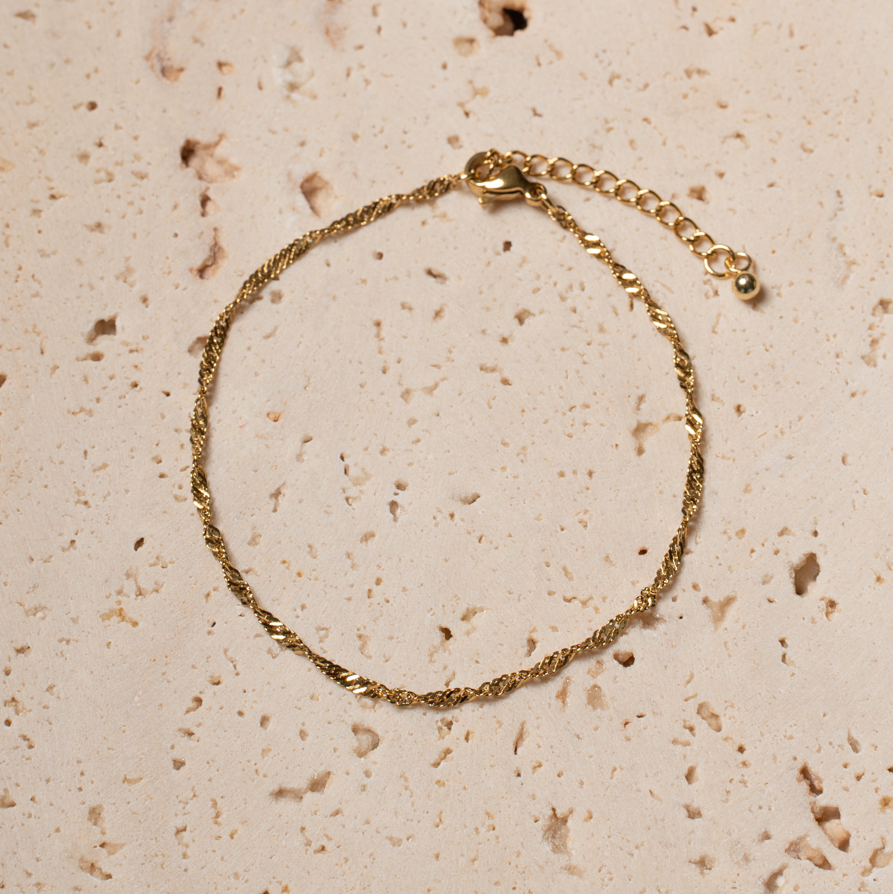 Lora Armband in gold mit sehr feiner gedrehter Kette.