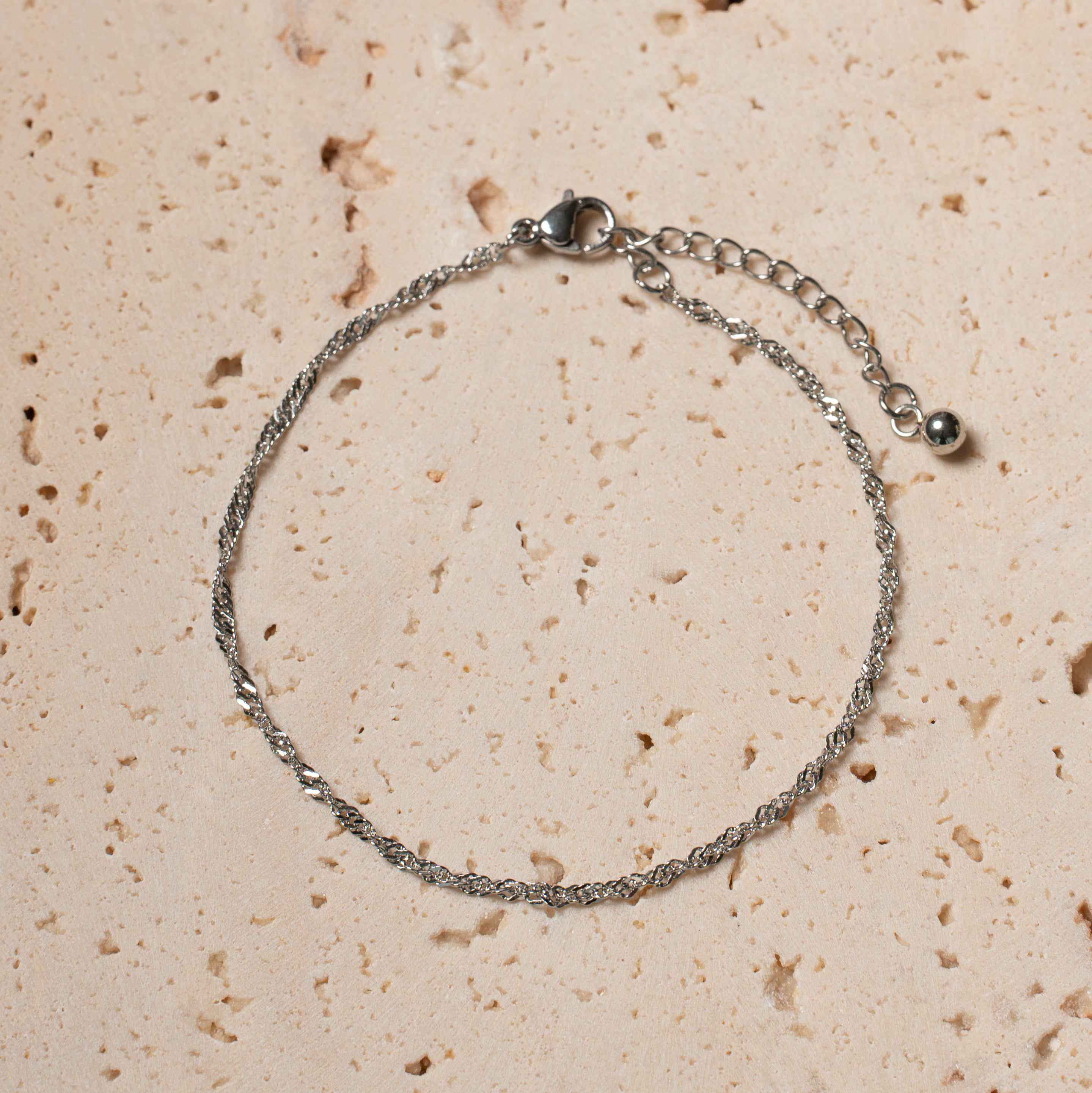 Lora Armband in silber mit sehr feiner gedrehter Kette.