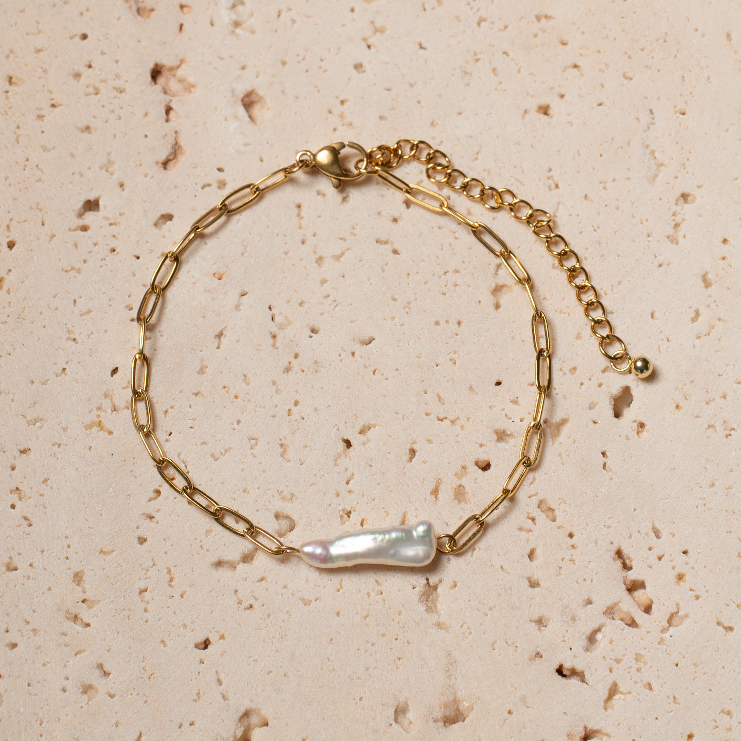 Maris Armband mit einer feinen Gliederkette und einer natürlichen Süsswasserperle in der Mitte.