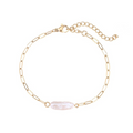 Maris Armband mit einer feinen Gliederkette und einer natürlichen Süsswasserperle in der Mitte.