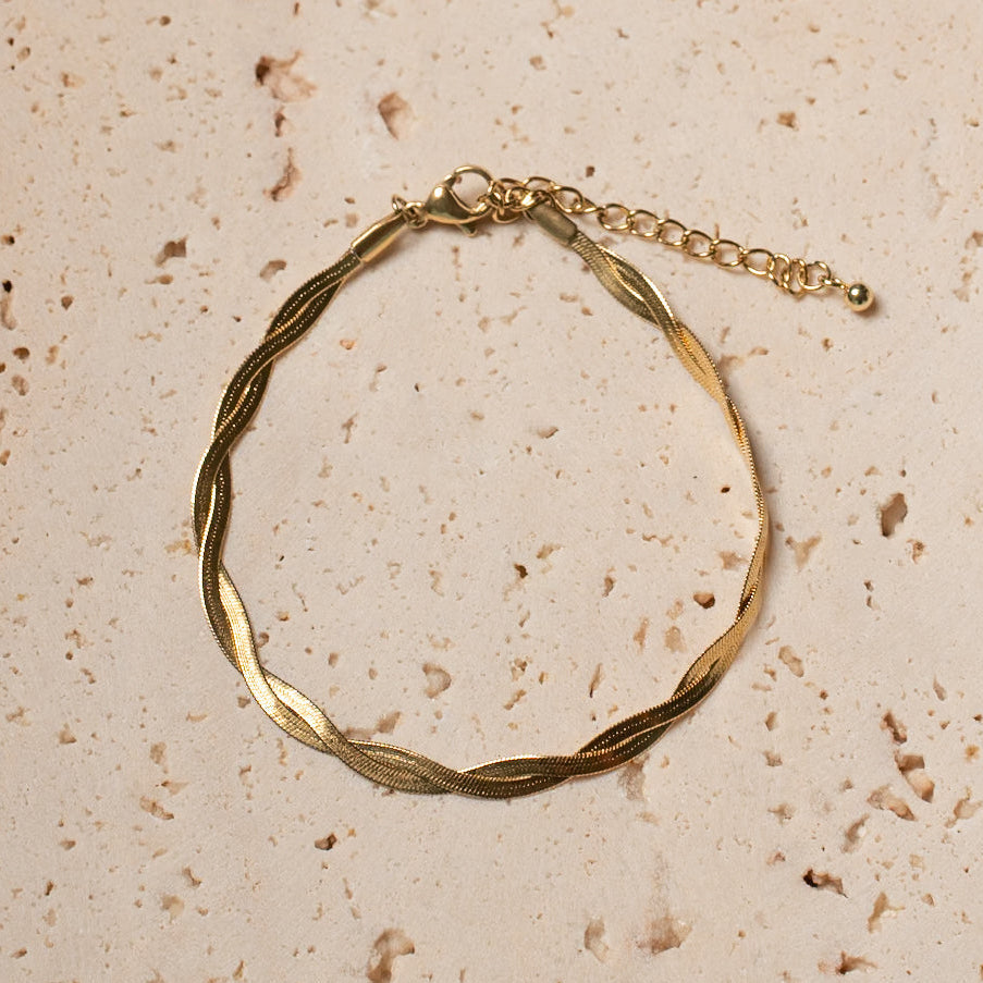 Mavi Armband in Gold mit zwei ineinander geflochtene Schlangenketten.