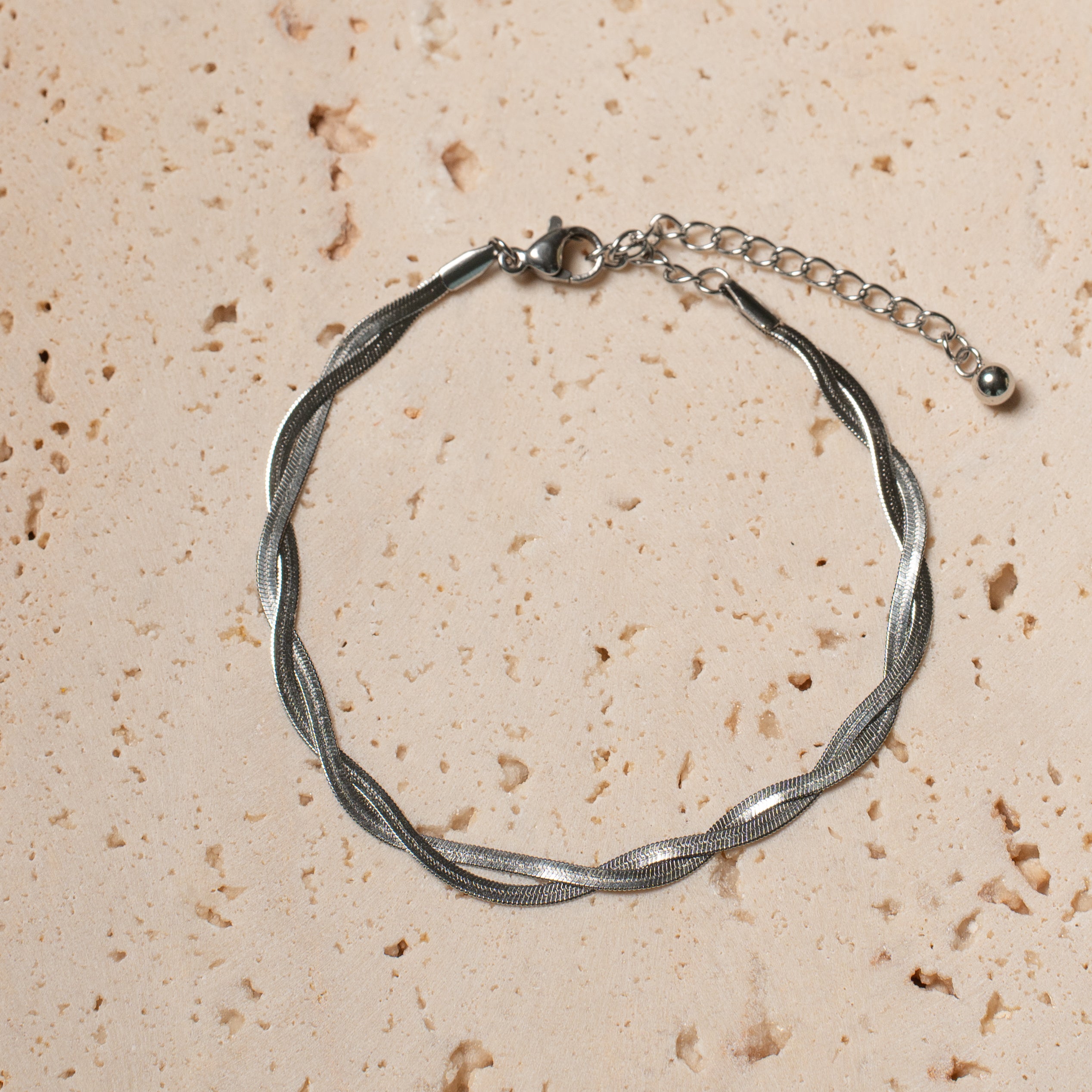 Mavi Armband in silber mit zwei ineinander geflochtene Schlangenketten.
