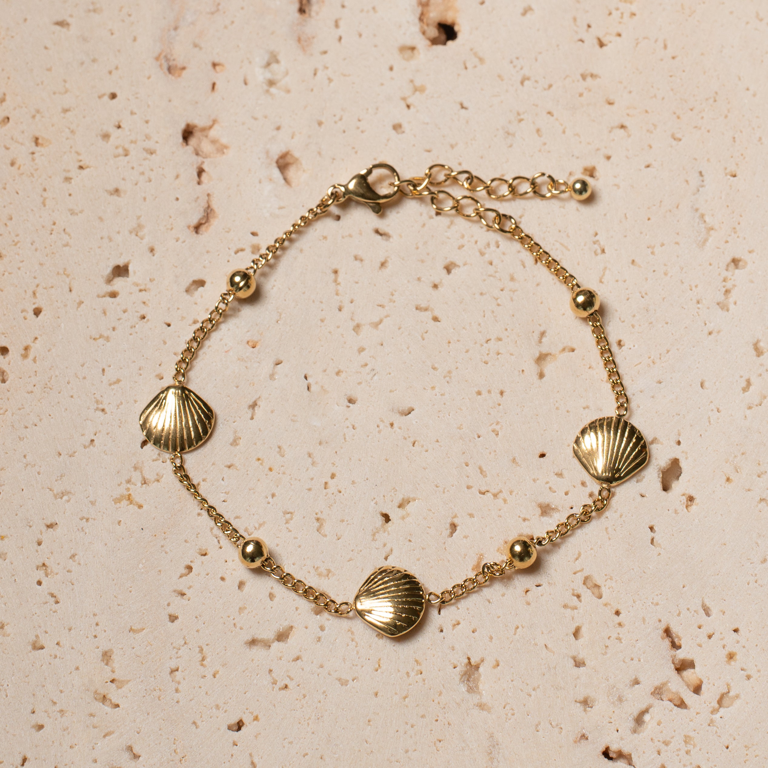 Merida Armband in gold mit einer filigranen Kette und Muscheln komplett aus Edelstahl.