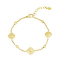 Merida Armband in gold mit einer filigranen Kette und Muscheln komplett aus Edelstahl.