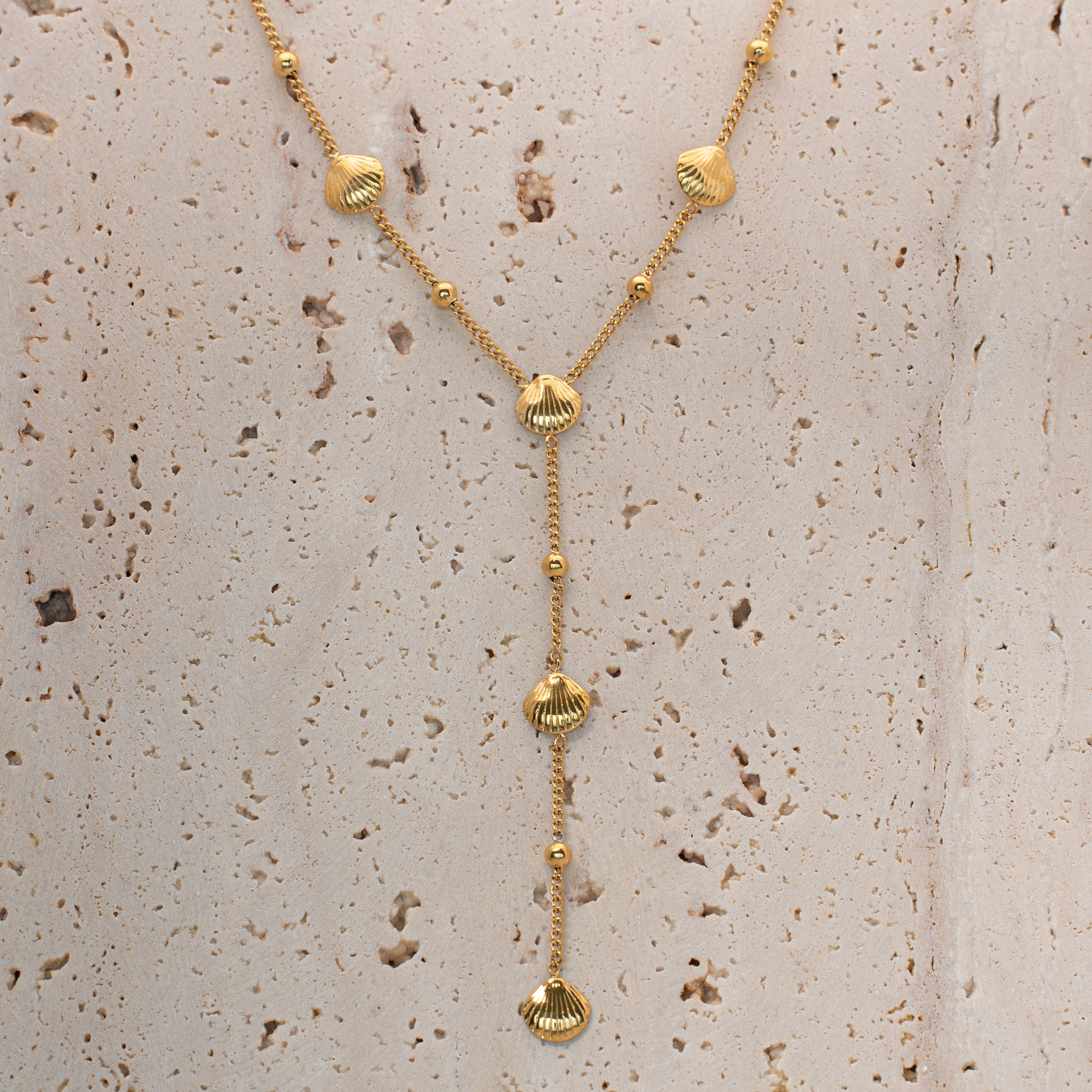 Merida Halskette in gold, Kette in Y-Form mit kleinen Kugeln und Muscheln aus Edelstahl.