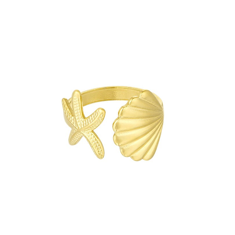 Merida Ring in Gold mit einer Muschel und einem Seestern.