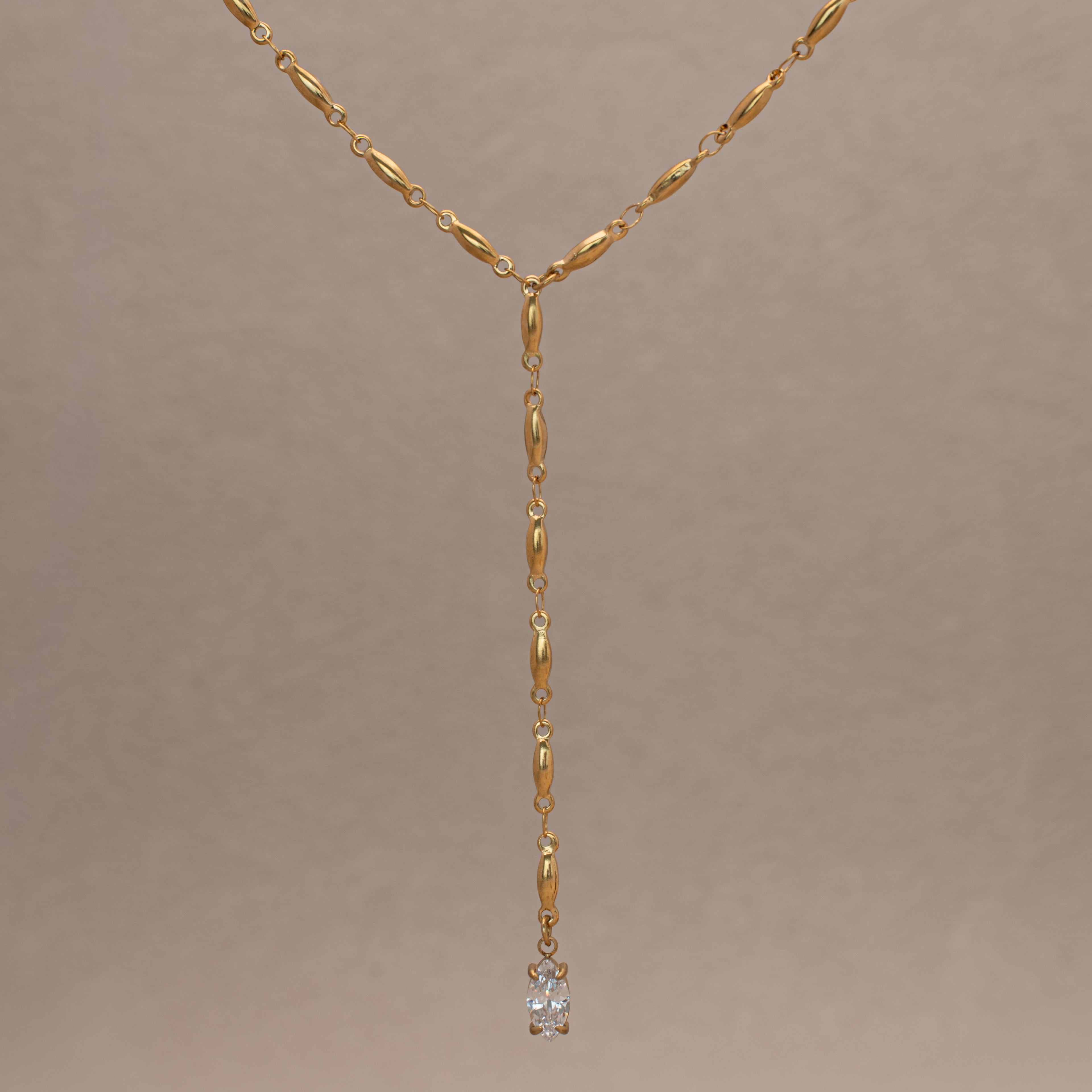 Mica Halskette in gold mit Y-Form und einem Marquise-förmigen Steinanhänger.