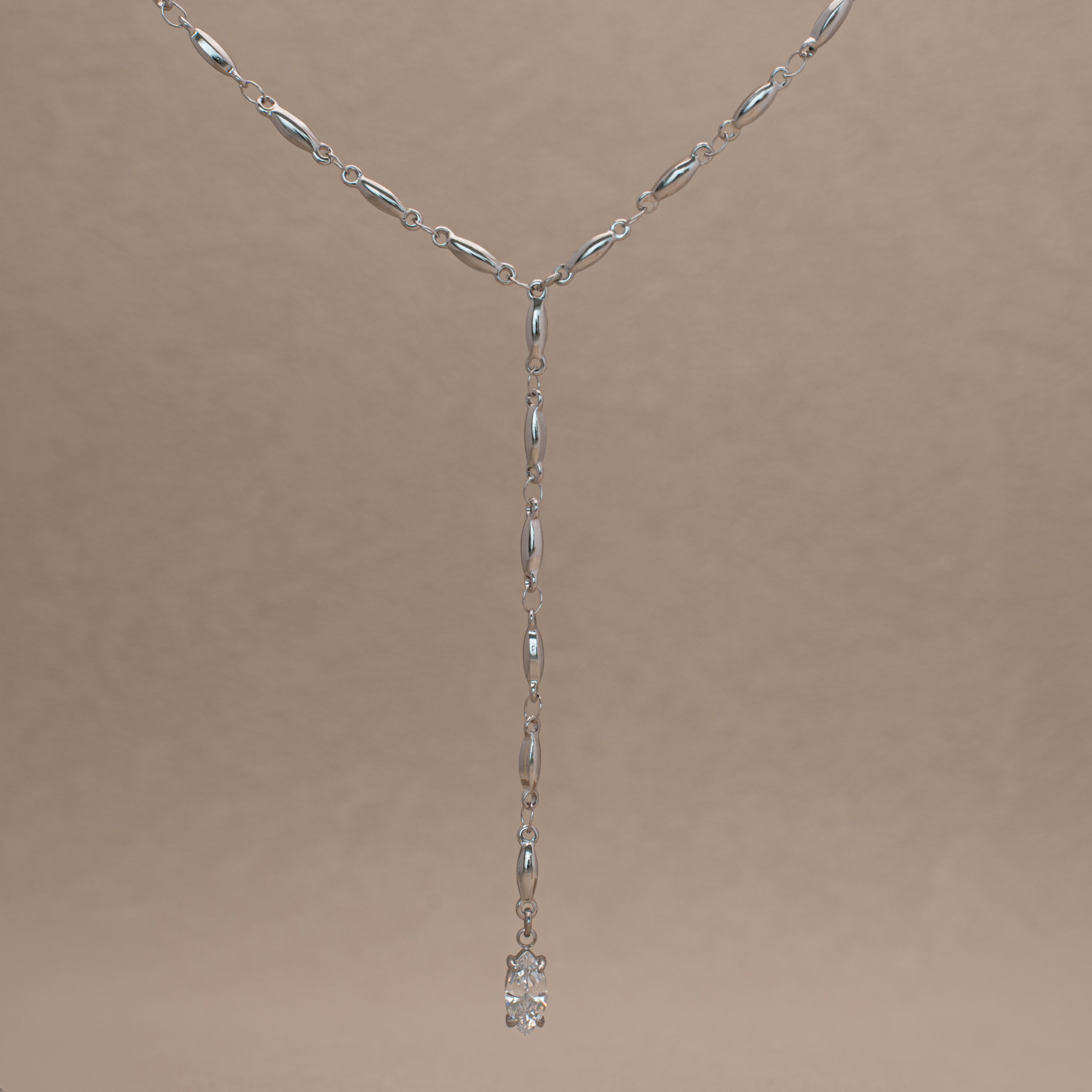 Mica Halskette in silber mit Y-Form und einem Marquise-förmigen Steinanhänger.
