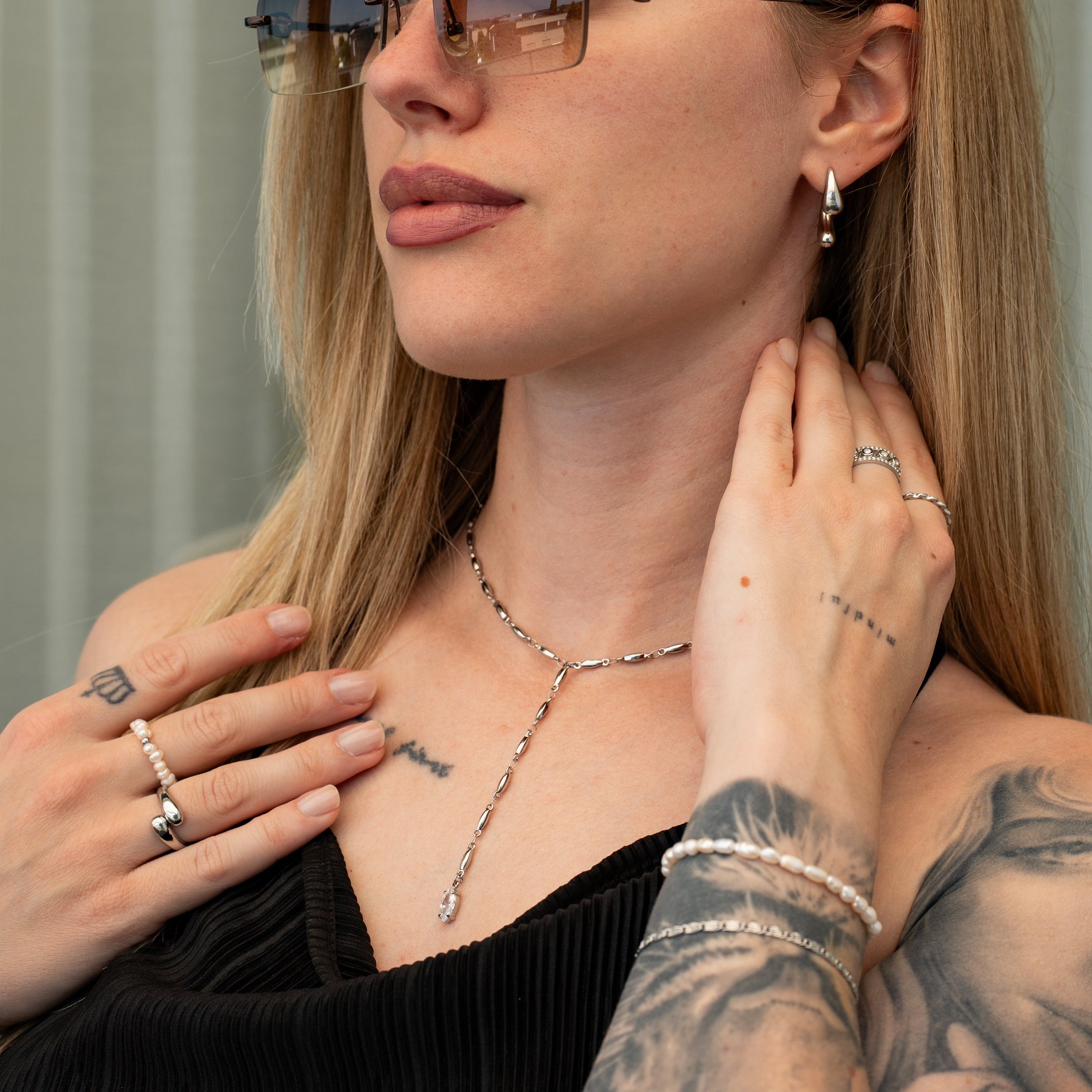 Mica Halskette in silber mit Y-Form und einem Marquise-förmigen Steinanhänger, getragen an einer Frau.