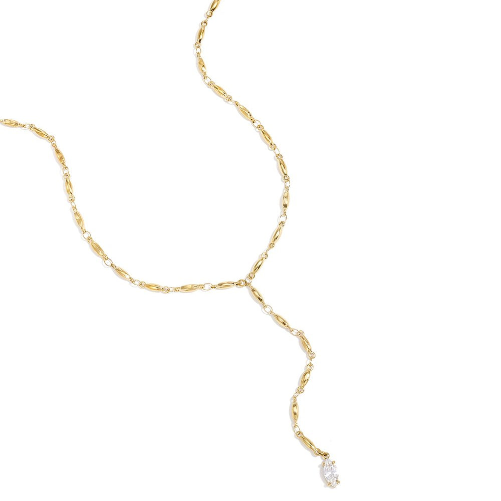 Mica Halskette in gold mit Y-Form und einem Marquise-förmigen Steinanhänger.