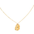 Molten Halskette in gold mit einer filigranen Kette und einem organisch geformten Anhänger.