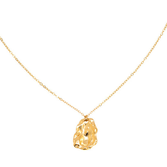Molten Halskette in gold mit einer filigranen Kette und einem organisch geformten Anhänger.