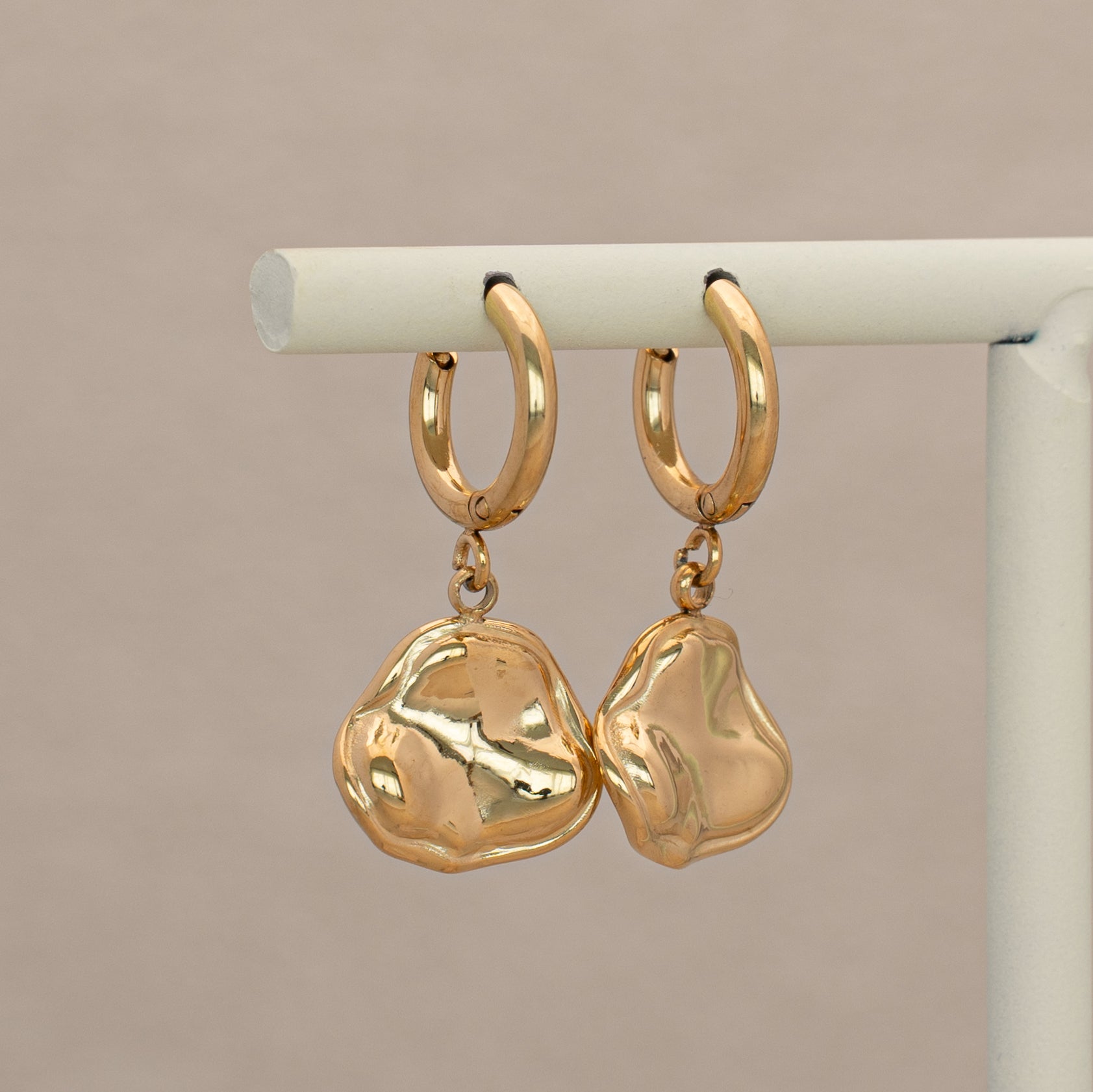 Molten Ohrringe in Gold, Creolen mit rundem unregelmässigem Hänger.