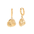 Molten Ohrringe in Gold, Creolen mit rundem unregelmässigem Hänger.