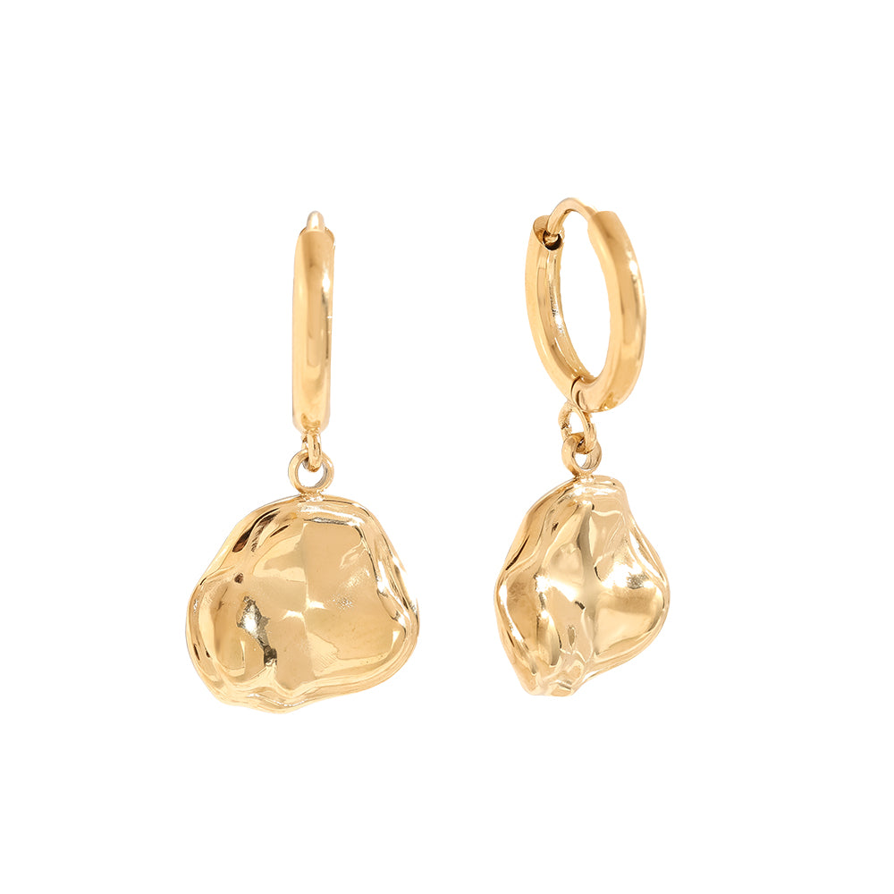 Molten Ohrringe in Gold, Creolen mit rundem unregelmässigem Hänger.