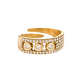 Noelle Ring in Gold, mit Steinen besetztes Band mit drei grösseren Steinen in der Mitte.