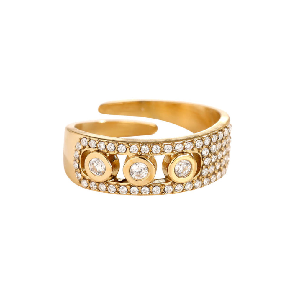 Noelle Ring in Gold, mit Steinen besetztes Band mit drei grösseren Steinen in der Mitte.