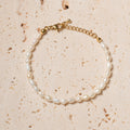Simples Perlen Armband mit goldenem Verschluss.