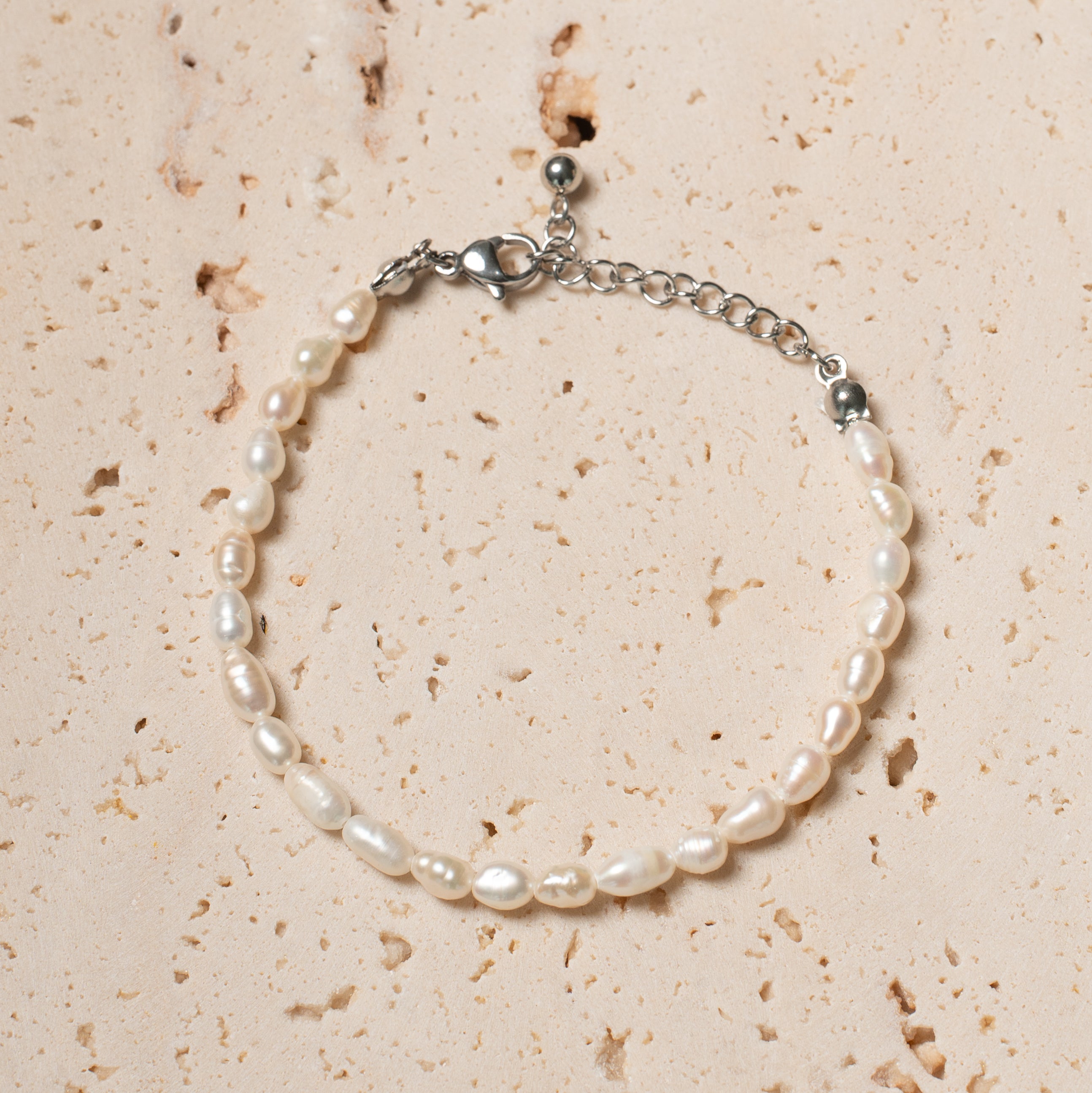 Simples Perlen Armband mit silbernem Verschluss.