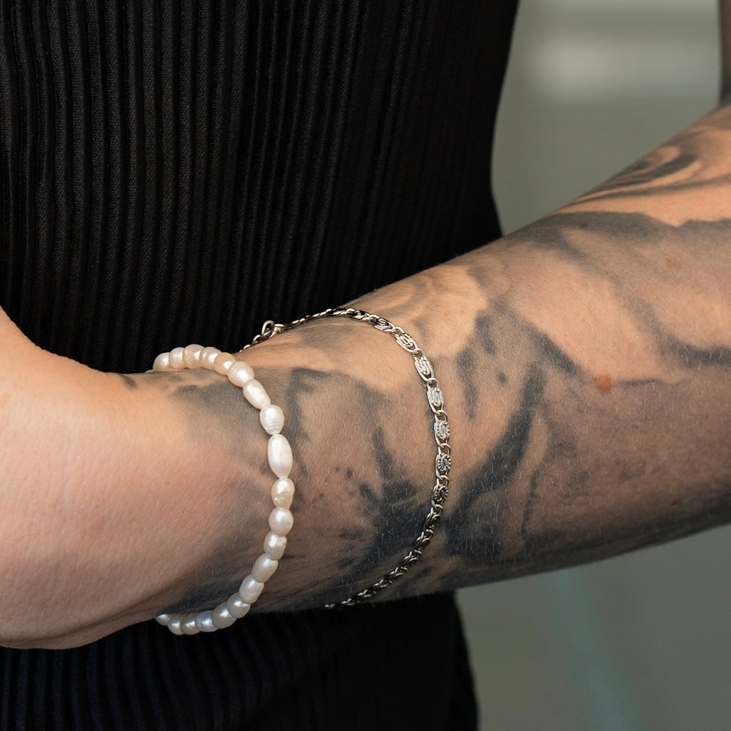 Simples Perlen Armband mit Verschluss, getragen an einer Frau.