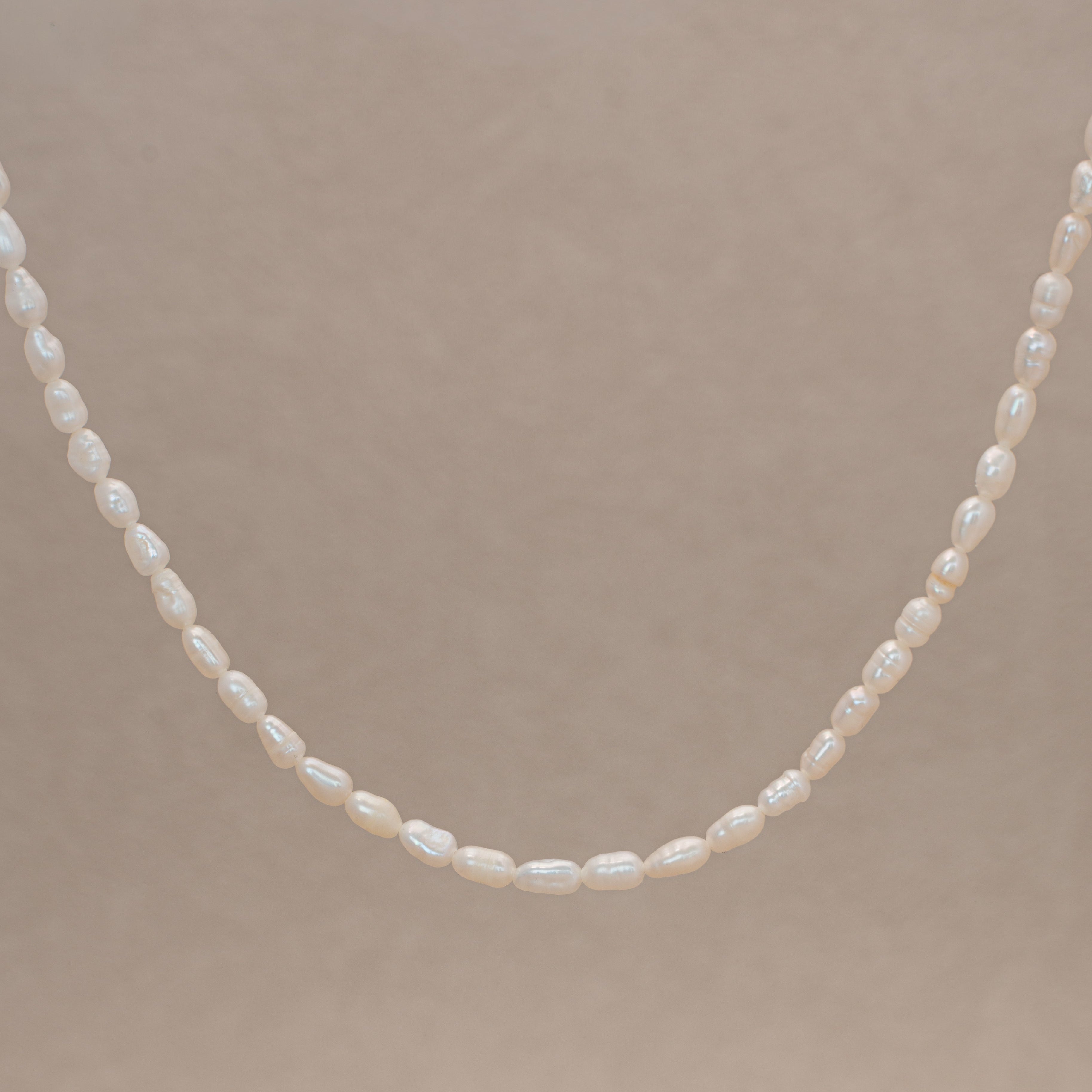 Pearl Halskette mit einer Kette aus weissen Süsswasserperlen.
