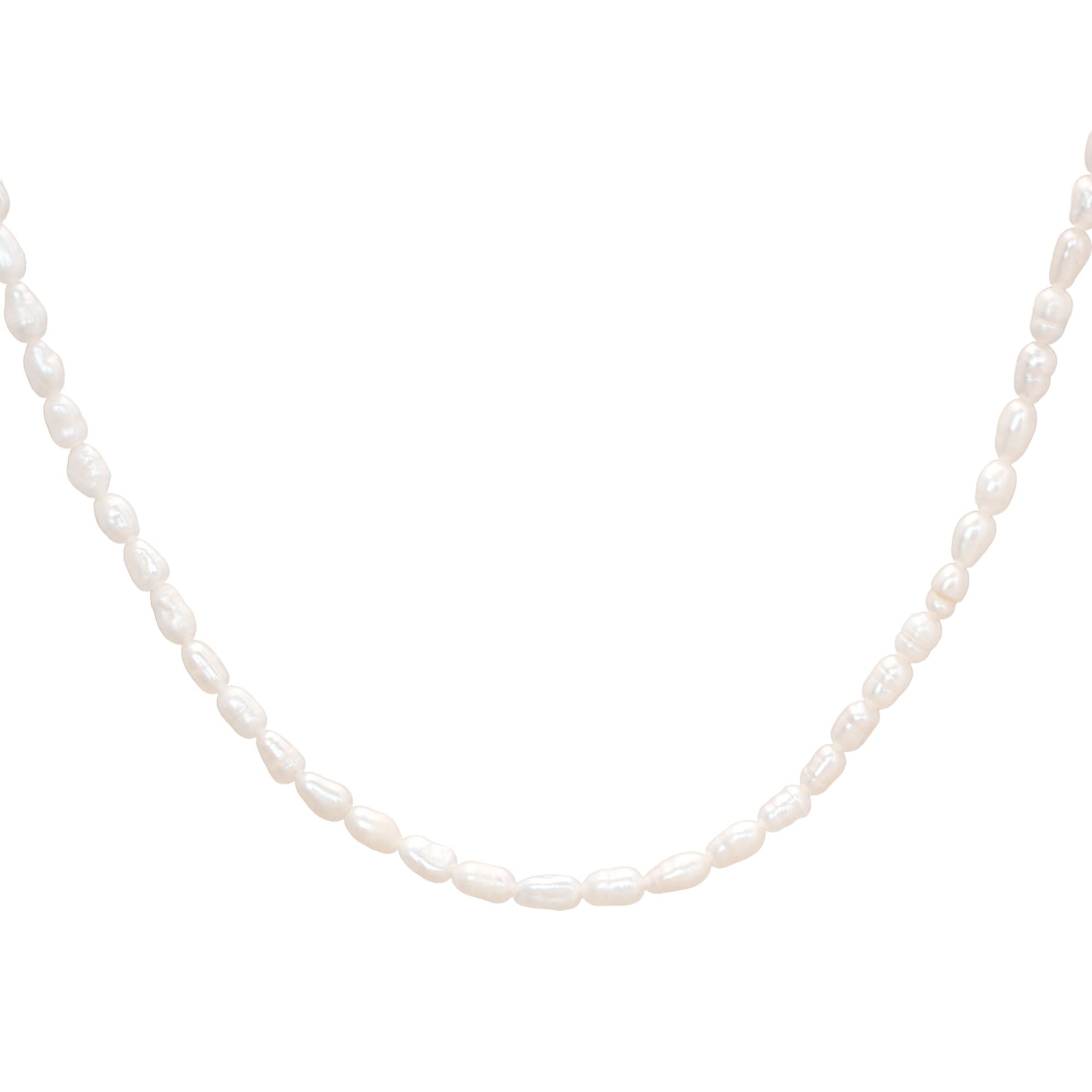 Pearl Halskette mit einer Kette aus weissen Süsswasserperlen.