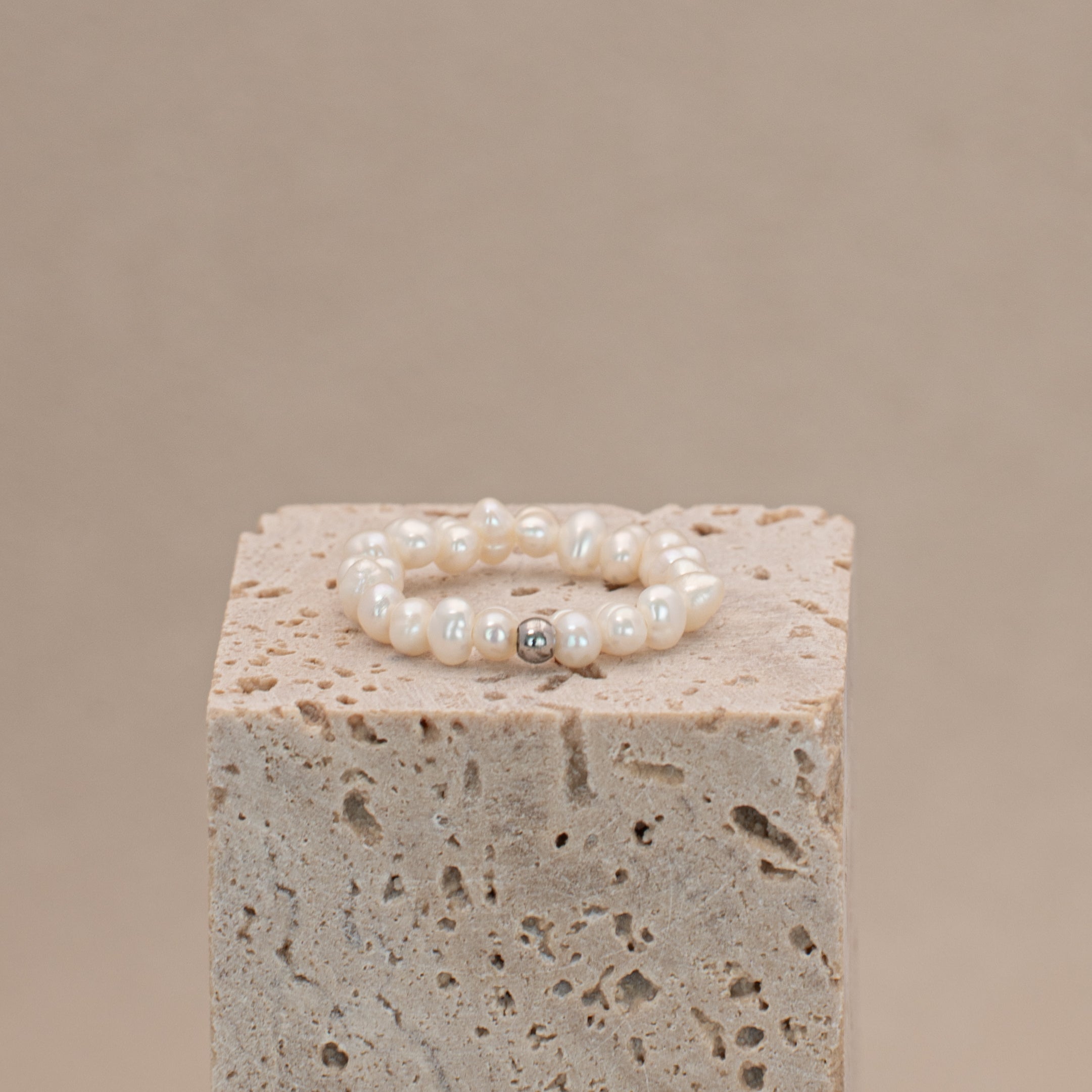 Ring aus einem Band von Süsswasserperlen und einer silberfarbenen Perle aus Edelstahl.