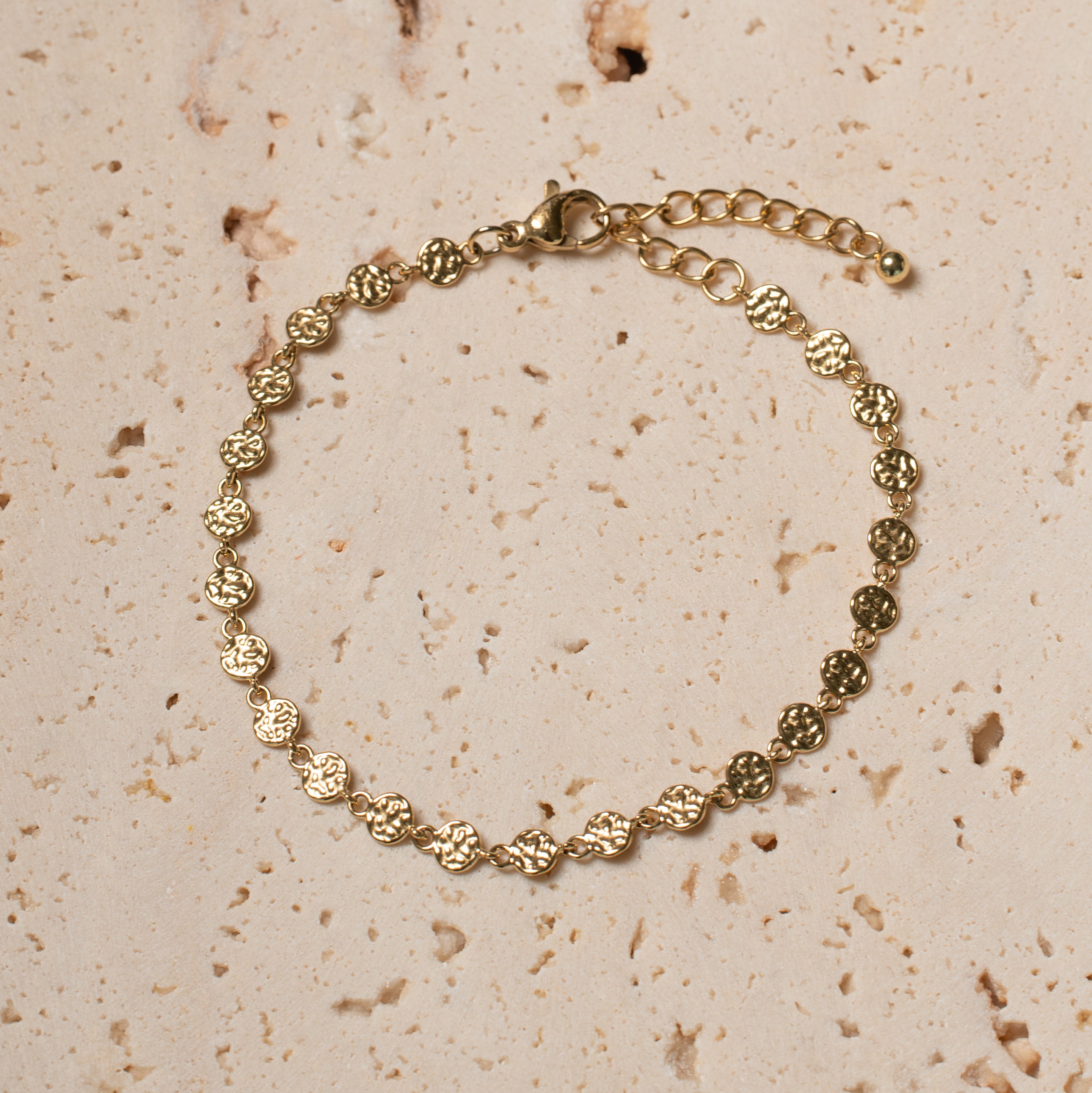 Rumi Armband mit einer Kette bestehend auf kleinen unregelmässigen Scheiben.