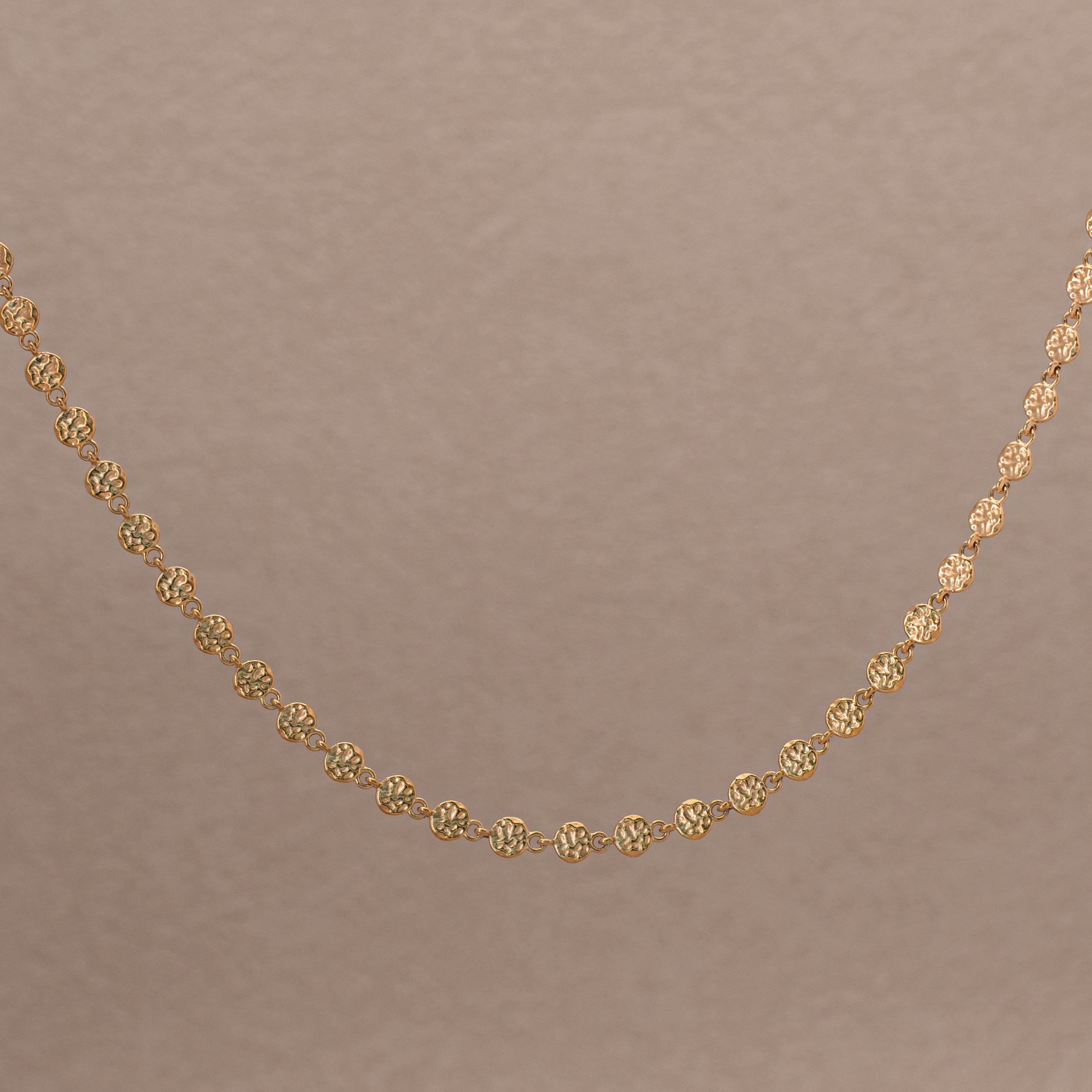 Rumi Halskette in gold bestehend aus einer Kette mit kleinen unregelmässigen Scheiben.