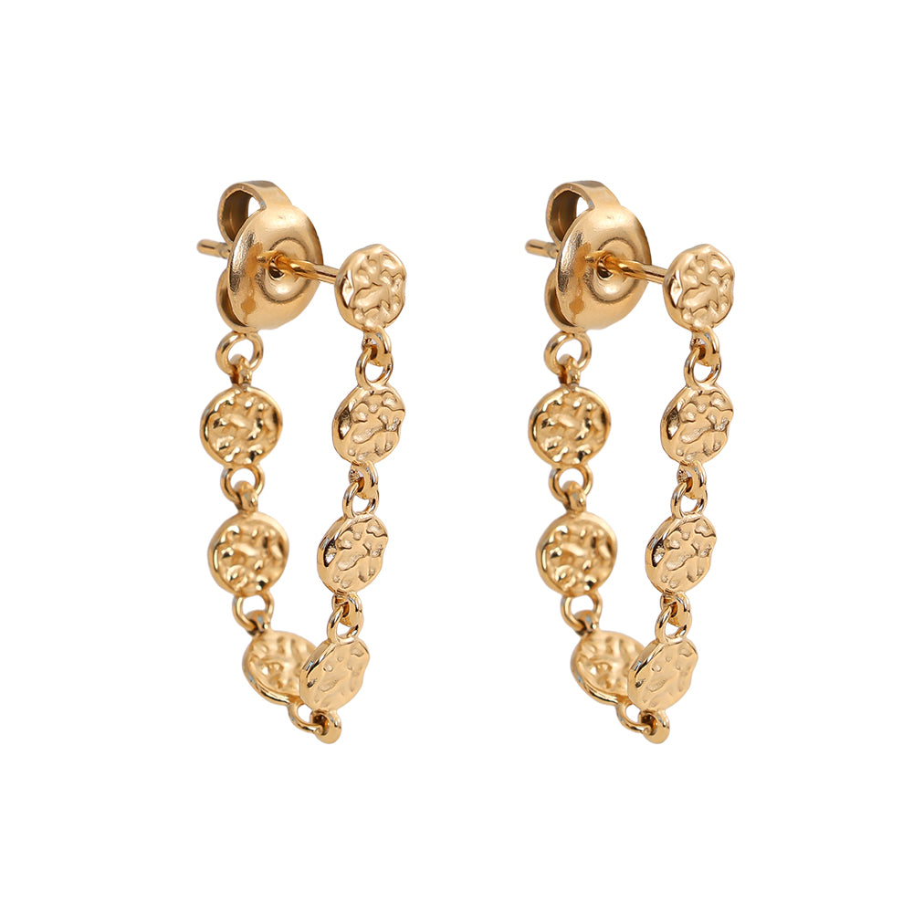 Rumi Ohrringe in gold, Creolen bestehend aus einer Kette mit unregelmässigen kleinen Scheiben.