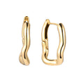 Ruwa Creolen in gold, rechteckig mit einer gewellten Form.