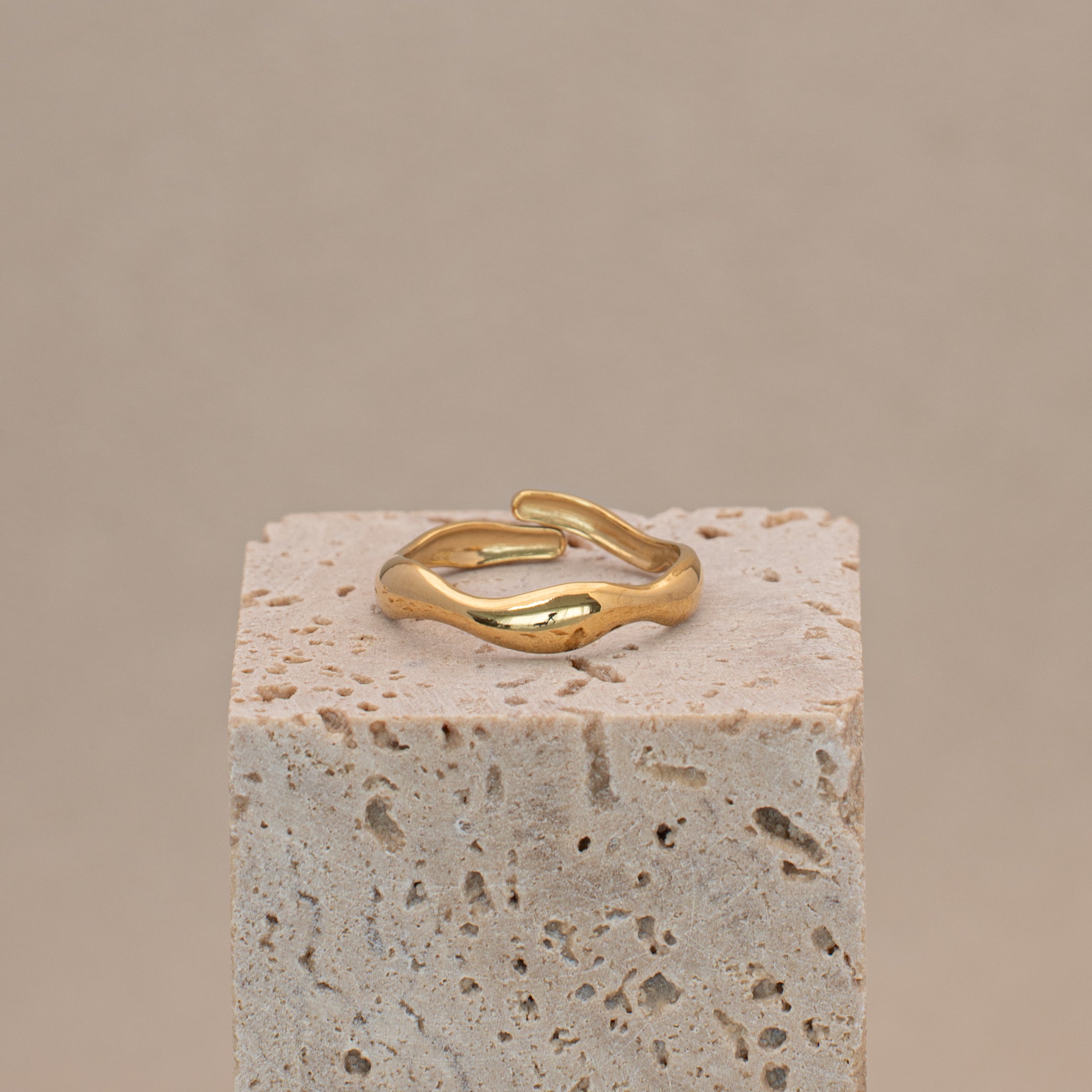 Ruwa Ring in Gold, filigraner Ring in Wellenform.