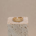 Sari Ring in gold mit drei Reihen und der mittleren Reihe mit Steinen besetzt.